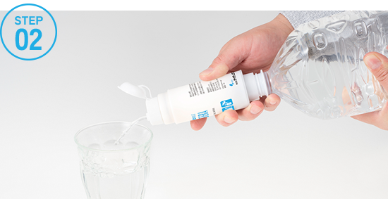 飲み口から直接飲むか、コップに注ぐ